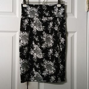 Lularoe  black white gray floral print pull on pencil skirt  Sz XS NWOT